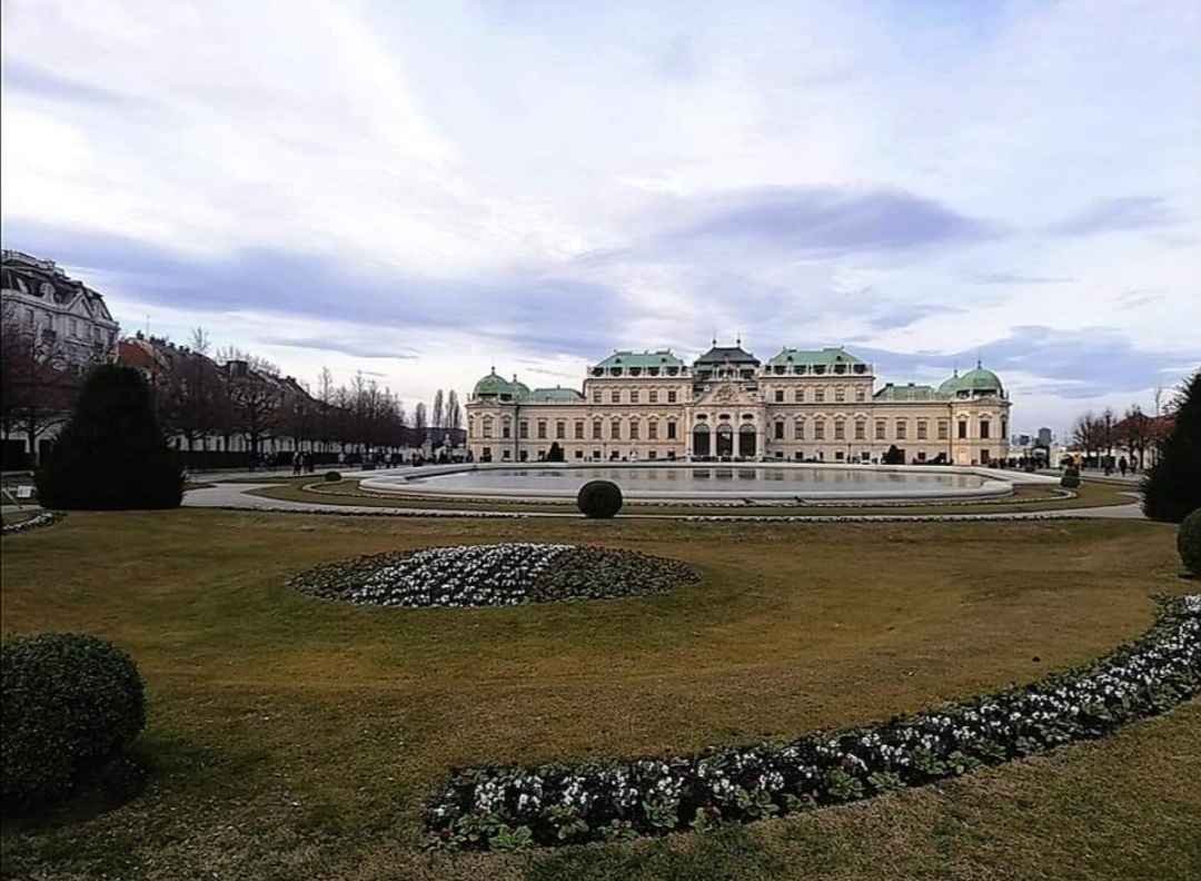 Schloss Belvedere con architettura barocca austriaca, ospita la più grande collezione al mondo di Klimt e "Il bacio".