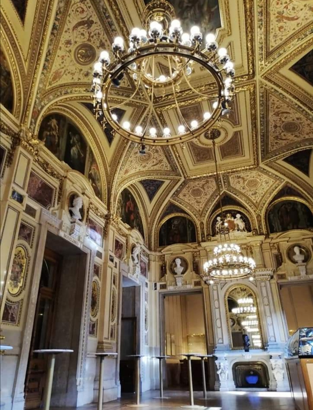 Si arriva così alla Philharmonikerstraße, da cui si nota il lato posteriore dello Staatsoper di Vienna, centro neralgico della vita musicale viennese. Risulta sontuoso per il suo interno con uno scalone monumentale adorno di statue e per il forte impatto delle sale.